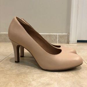 COPY - Clarks beige pumps